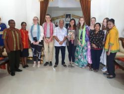 6 Mahasiswa Peneliti Pariwisata Asal Belanda Temui Bupati Sumba Barat