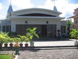 Berziarah ke Kapel Mgr.Gabriel Manek di Larantuka