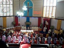 Uskup Agung Kupang Tahbis 12 Imam Baru dan 12 Daikon