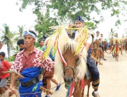 Masyarakat Sumba Kenakan Kain Adat Selama Pagelaran Even Pasola