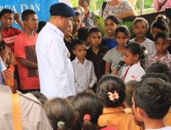 Gubernur Motivasi Anak-Anak di Desa Tuanuna Boking