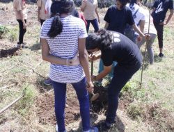 Peringati Hari Bumi Pramuka SMAK Giovani Tanam Pohon