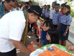 Pemkot Kupang Salurkan Bantuan Seragam Bagi 58 Ribu Lebih Siswa