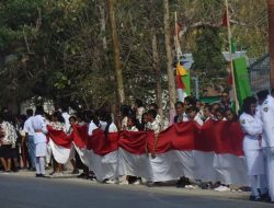 Siswa-siswi SMPK dan SDK  St Yosep Noelbaki Pagar Betis Sambut Presiden RI