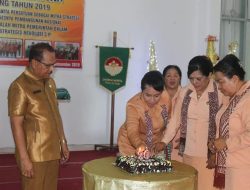 Obet Laha: “Di Balik Sukses Suami Ada Peran Besar Seorang Perempuan”