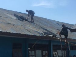 Atap Gedung Diterjang Angin, Ini Yang dibuat Yonif 743 / PSY Naibonat