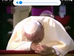 Paus Fransiskus Menangis di Depan Patung Bunda Maria