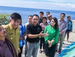 Ansi Lema Kagumi Patung Maria Bunda Segala Bangsa