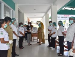 Senator Hilda Manafe bagi Makanan Tambahan Untuk Balita dan Bumil