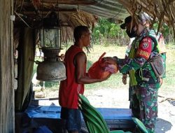 Peduli Warga Binaan Babinsa Koramil 1604-05/Camplong Bagikan Paket Sembako