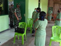 Jaga Silaturahmi, Dandim 1604/Kupang – Ketua Persit Bagikan Masker Ke Koramil