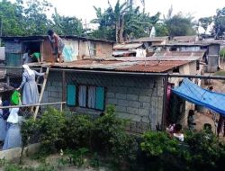 Para Suster CB Di Filipina Distribusi Makanan Untuk Orang Miskin Lewat Atap Rumah