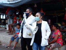 Ikatan Apoteker Indonesia TTU Bagi-Bagi Masker di Pasar