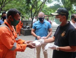 Petugas Kebersihan, Giat Bekerja Meski Corona Mengancam