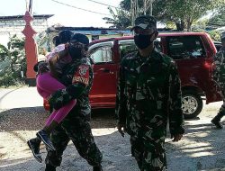 Babinsa 1604-01/Kupang Gendong Warga Disabilitas ke Lokasi Pemberian Bantuan