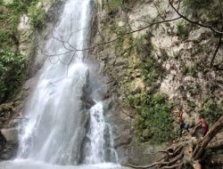 Air Terjun Taplel, Oesusu, Curahan Air Deras Dari Ketinggian, Berkunjung Yuk !!