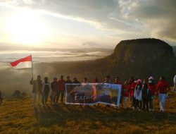 Dari Atas “Bahtera Nuh” Fatukopa Ribuan Wisatawan Sambut Sunrise