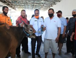 Serahkan Hewan Kurban, Obet:Ini Wujud Kebersamaan”