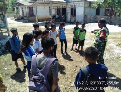 Babinsa Koramil 1604-06/Batakte Ingatkan Para Siswa Terapkan Protokol Kesehatan