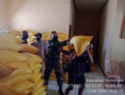 Babinsa Koramil 1604-07/Alak Kawal Pembagian Beras di Namosain