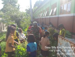 Babinsa 1604-02/Camplong Ajarkan Siswa SD Gotong Royong Sejak Dini