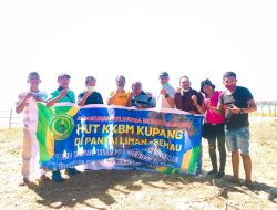 KKBM Kupang Pungut Sampah dan Bagi-Bagi Buku di Pantai Liman