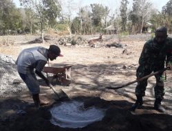 Babinsa Koramil 1604-02/Camplong Bantu Bangun Rumah Warga Binaan