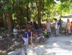 Babinsa – Rakyat Laksanakan Pengecoran Deker Secara Gotong-Royong