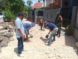 Babinsa dan Warga Bahu Membahu Bangun Jalan