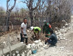 Babinsa Jadi Tukang, Bantu Warga Bangun Tembok Penahan