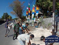 Babinsa – Warga Ratakan Tanah di Halaman Kantor Lurah Batuplat