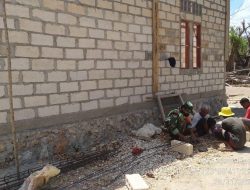 Salut !! Babinsa Bantu Warga Buat Besi Slof