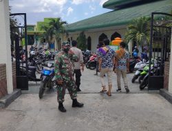 Babinsa Pastikan Sholat Jum’t Berlangsung Dalam Disiplin Prokes