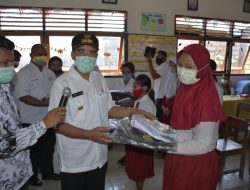 Ada Bantuan Seragam Sekolah di Hari Guru