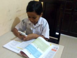 Kepsek SDK Santu Yosep 3 Bagi-Bagi Pulsa