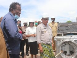 Nelayan Kabupaten Kupang Terima Sarana Perikanan