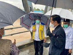 Berpayung, Presiden Jokowi Tinjau Sarana Terdampak Bencana Banjir di Kabupaten Banjar