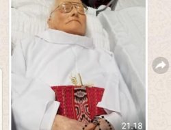 Pater Paul Gootee, SVD, “Tidur” Sambil Peluk Kain Adat Biboki”