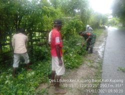 Patut diapresiasi !! Bina Semangat Gotong Royong Warga, Babinsa Ikut Potong Rumput