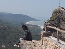 Batu Brawn Suguhkan Pemandangan Pantai Teres Yang Aduhai