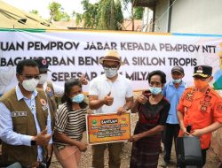 Kunjungi Korban Bencana Seroja, Gubernur Jawa Barat Sampaikan Turut Berduka