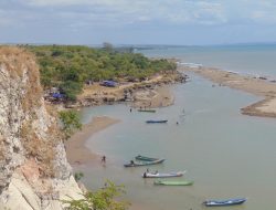 Dari Atas Bukit  Panmuti Pengunjung Bisa Nikmati Laut Timor