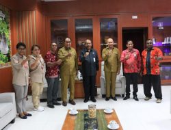 Bantuan Terus Mengalir ke NTT, Pemprov Papua Barat Serahkan 1 M