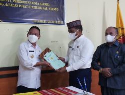 Pemkab Kupang Serahkan Sertipikat Kepada Stakeholder