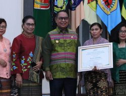 Yerni Selly Bolu, Kartini Kabupaten Kupang, Terima Penghargaan Dari OASE-KIM