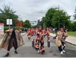 Woooww !! Tenun  Mollo Warnai Festival Budaya Universitas Paris Nanterre