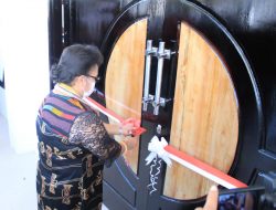 Kok Bisa ya !! Istri Walikota Jayapura Gunting Pita Peresmian Gedung Baru Jemaat Samaria Noelbaki.