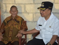 Opa Lenggu, Terima Kursi Roda Dari Wali Kota