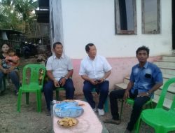 Prihatin Jalan Rusak Dan Berlubang, Yos Dogon Bantu 10 Sak Semen