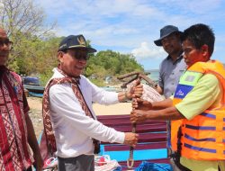 Serahkan 10 Unit Perahu Motor, Bupati Kupang Pesan Bègini